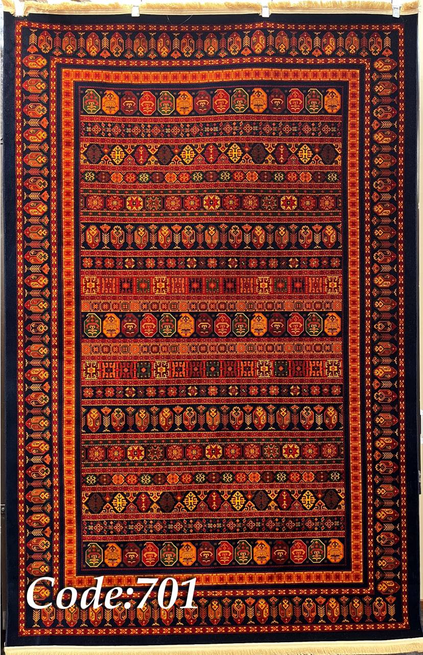 فرش 700 شانه بلوچ اکریلیک درب کارخانه با تراکم 2100، زمینه سرمه‌ای و طرح لاکی شامل نمادهای درخت، بوته و موتیف‌های بلوچی